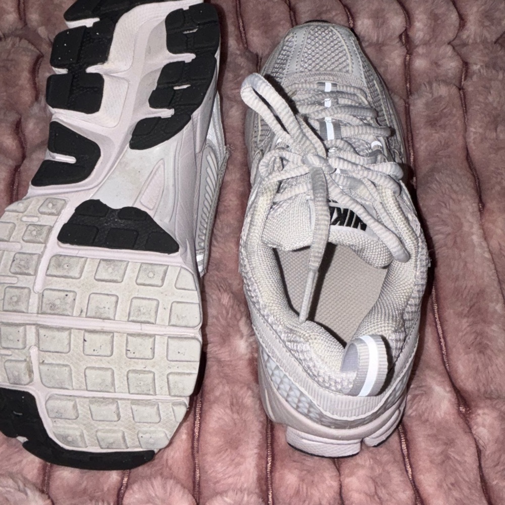 White Nike Vomero 5 Sneakers ✨ kids ✨